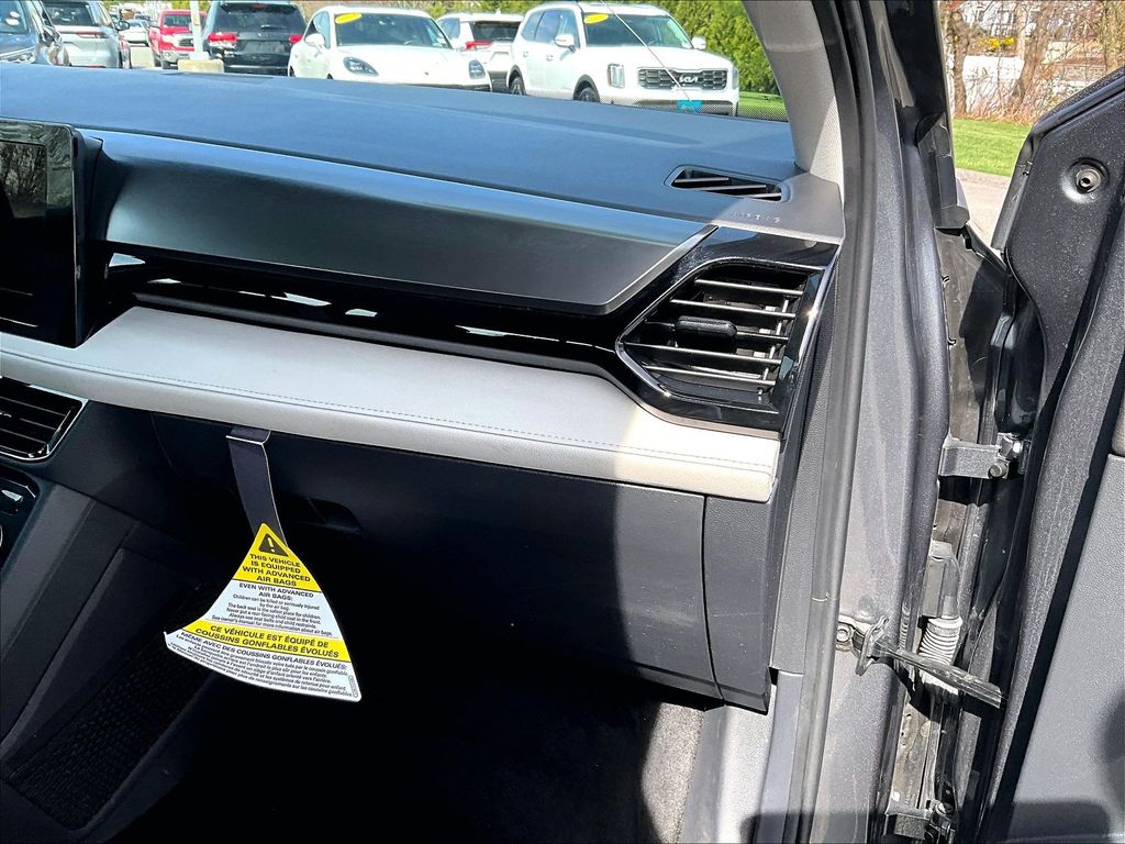 2025 Volkswagen Taos — photo 13