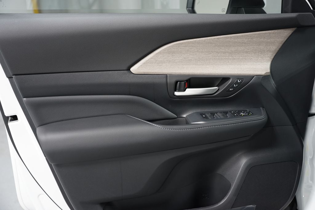 2025 Toyota Grand Highlander Limited 32