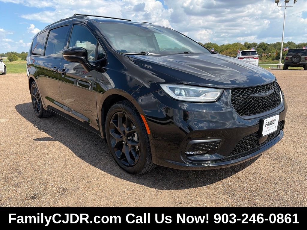 Diamond Black Crystal Pearlcoat 2025 Chrysler Pacifica Minivan Front-Wheel Drive 9-Speed Automatic