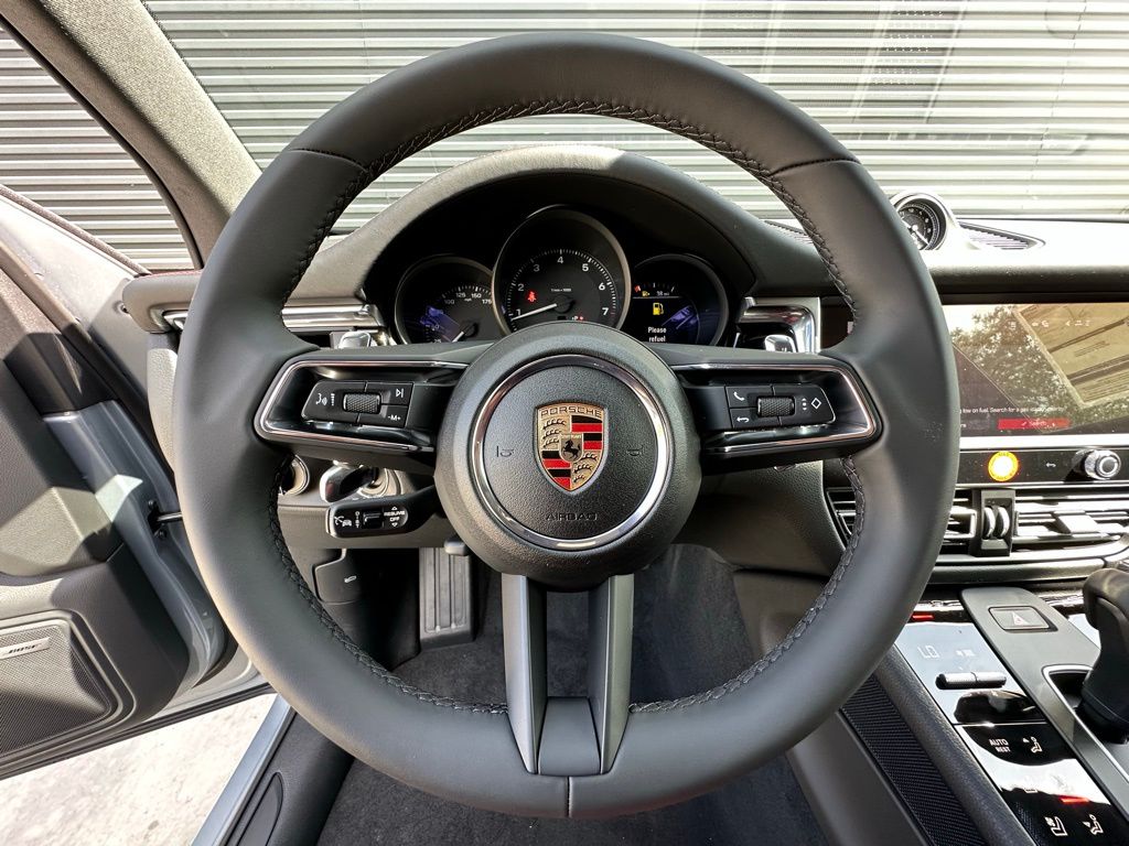 2025 Porsche Macan  19