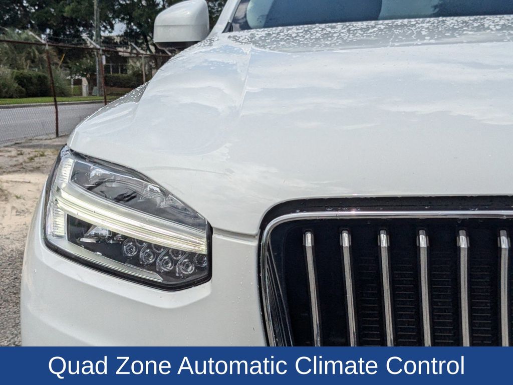 2022 Volvo XC90 T6 Momentum 6-Passenger
