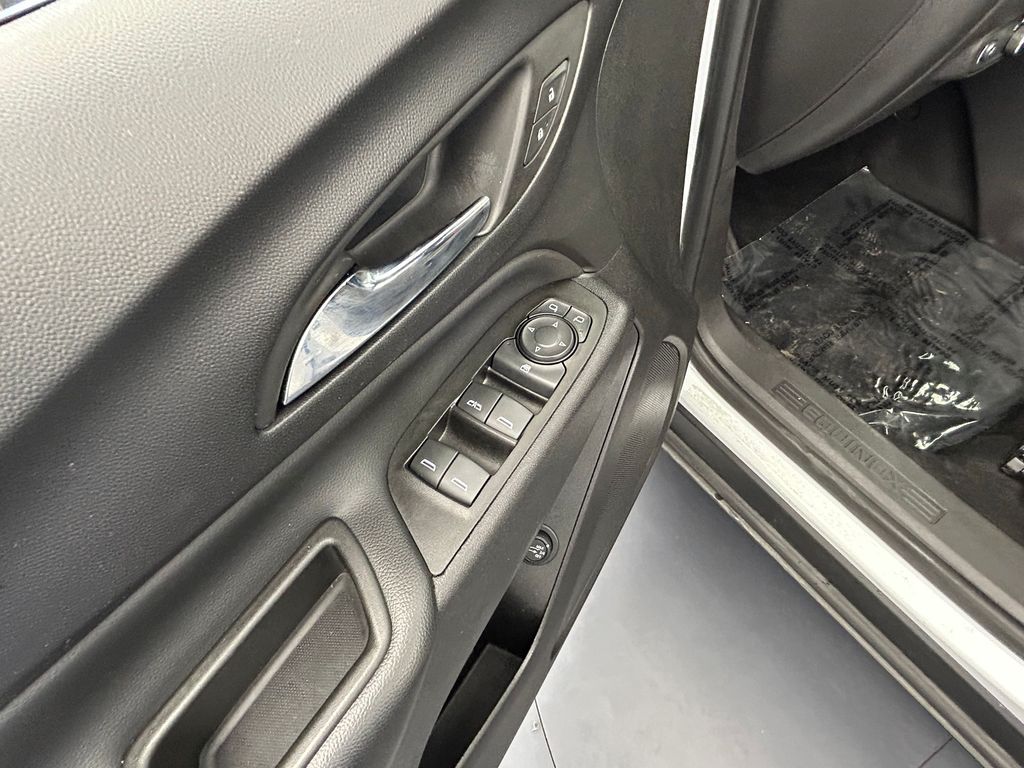 Used 2022 Iridescent Pearl Tricoat Chevrolet LT image 15