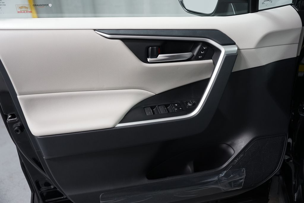 Thumbnail: 2025 Toyota RAV4 - 31