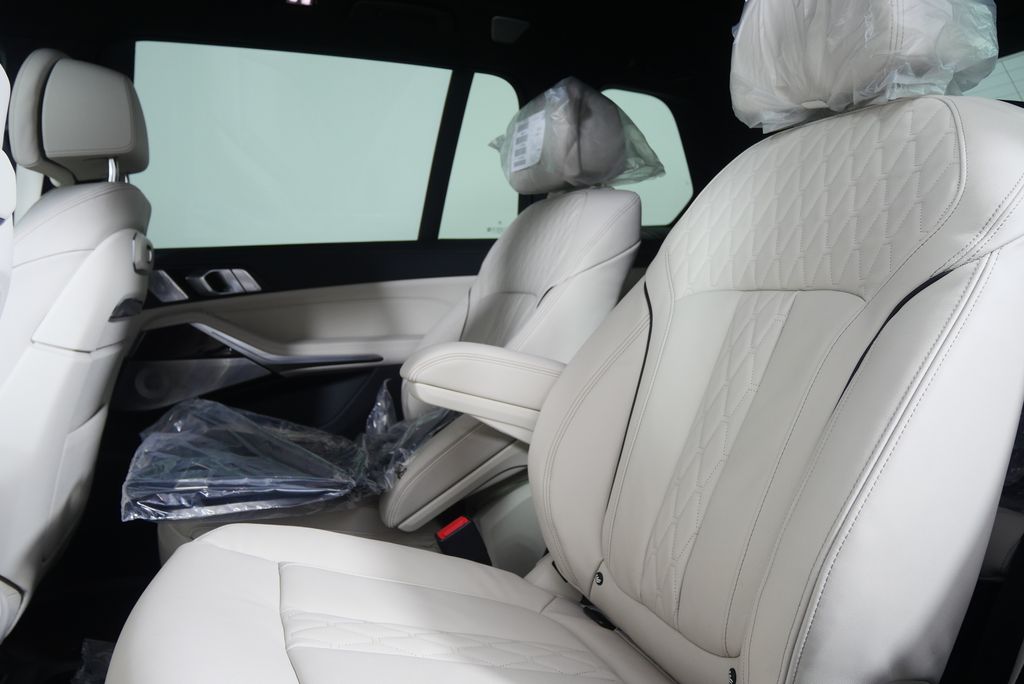 Thumbnail: 2026 BMW X7 - 16