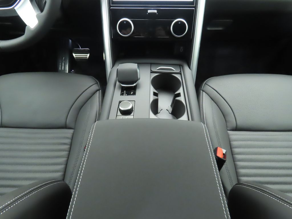 Thumbnail: 2026 Land Rover Discovery - 16