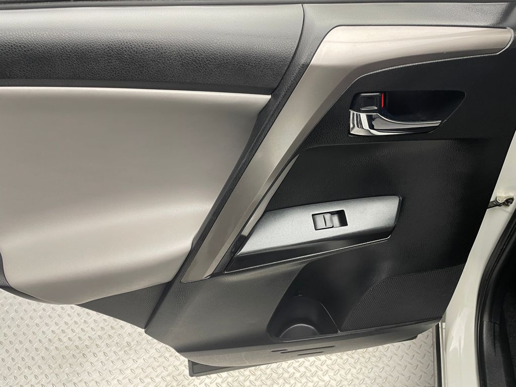 Thumbnail: 2018 Toyota RAV4 - 29