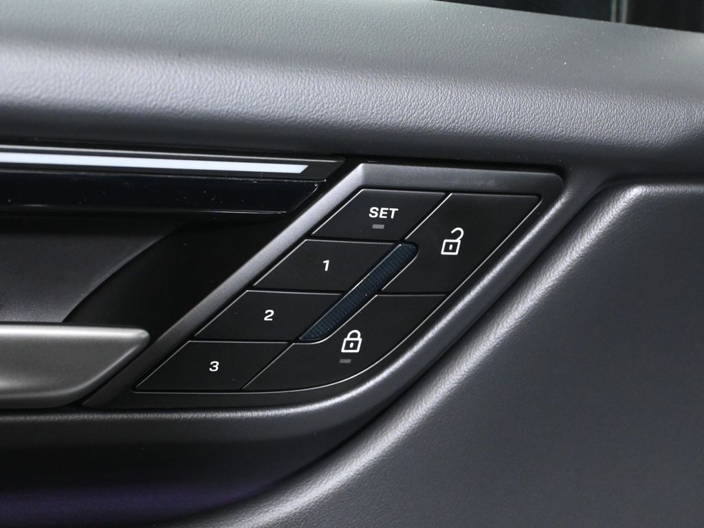 Thumbnail: 2026 Porsche Macan - 32