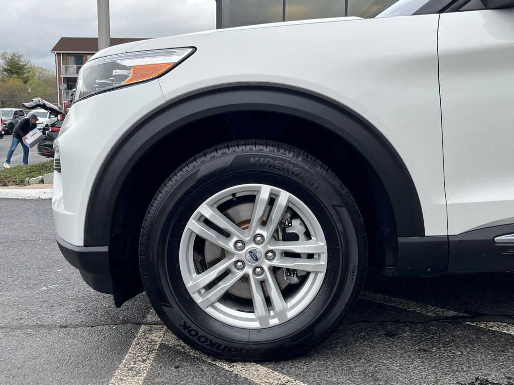 View vehicle photo 4