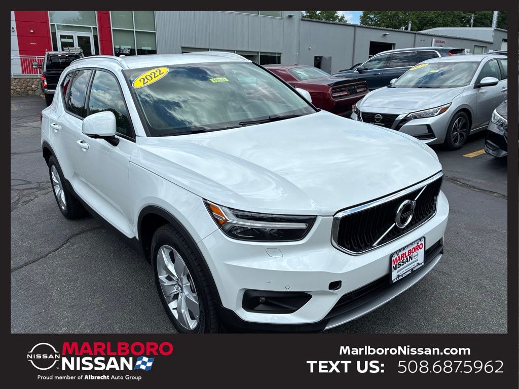 White 2022 Volvo XC40 T5 Momentum AWD SUV / Crossover All-Wheel Drive Automatic