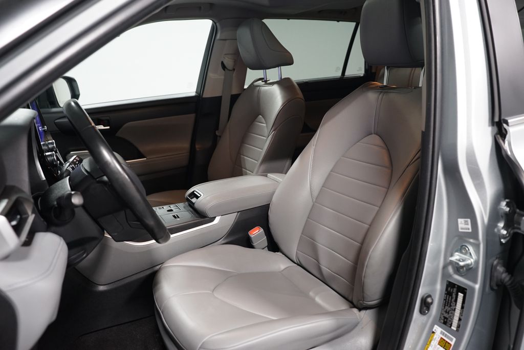Thumbnail: 2023 Toyota Highlander - 27