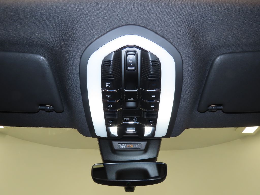 Thumbnail: 2021 Porsche Macan - 31