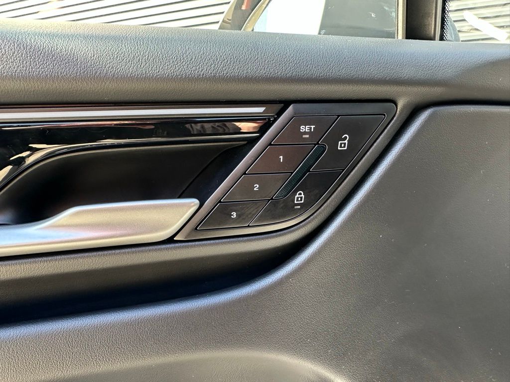 Thumbnail: 2025 Porsche Macan - 20