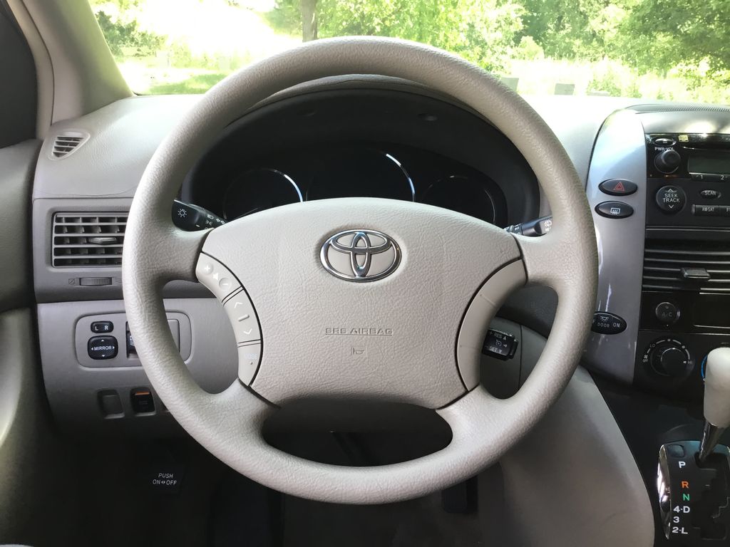 Thumbnail: 2010 Toyota Sienna - 16