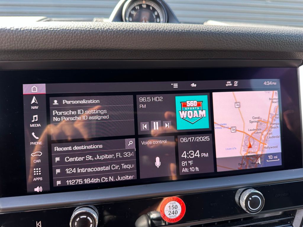 2022 Porsche Macan  24