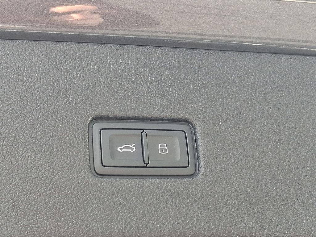 Thumbnail: 2024 Audi Q8 - 29