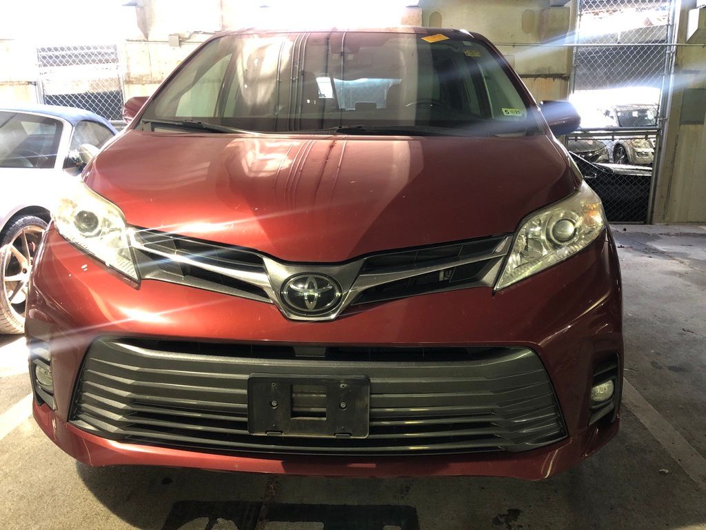 2020 Toyota Sienna XLE 2