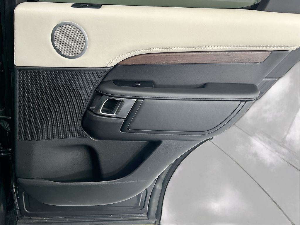 Thumbnail: 2022 Land Rover Discovery - 26