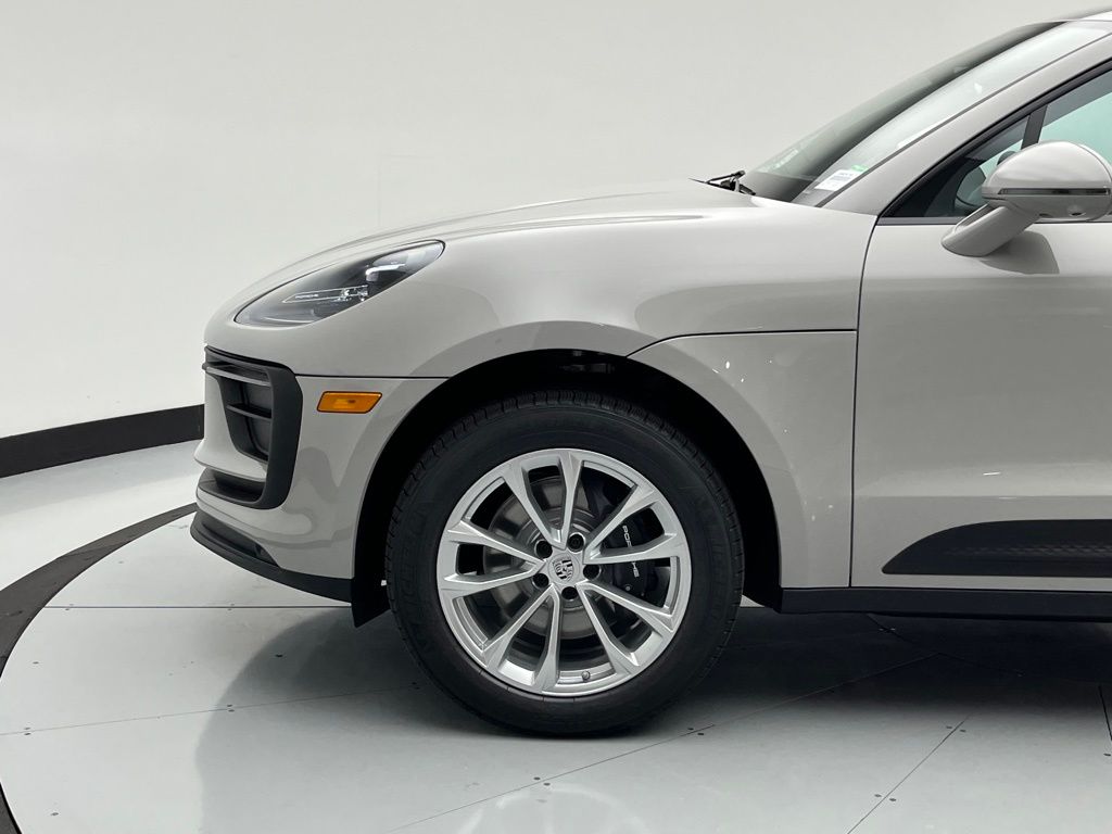 Thumbnail: 2026 Porsche Macan - 31