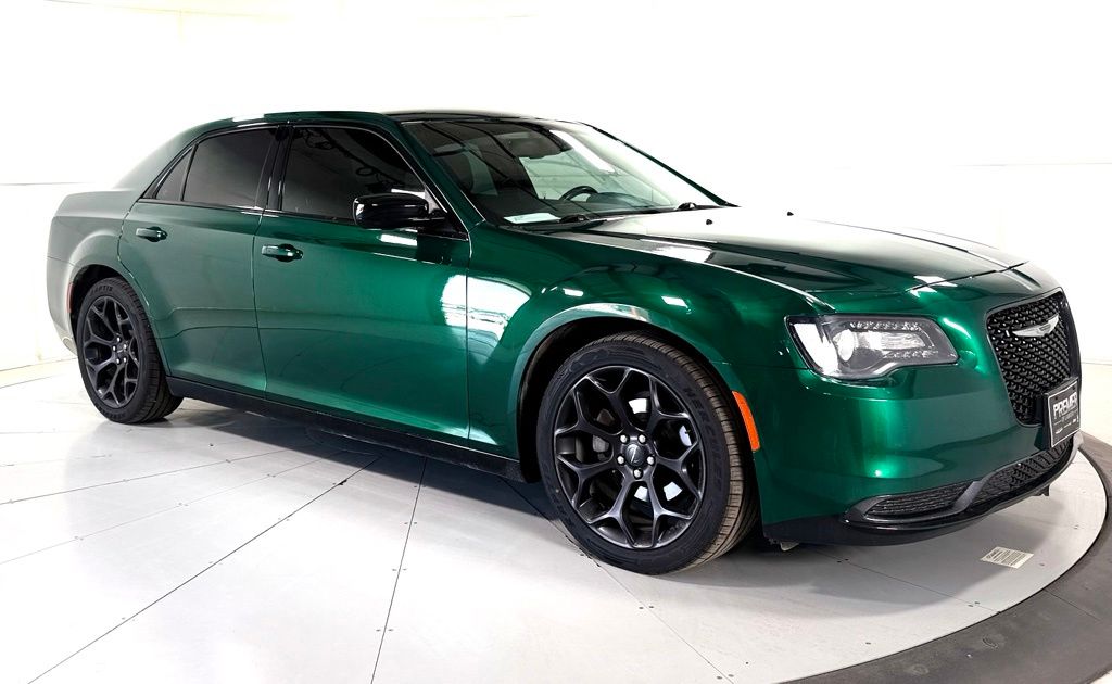 Velvet Red Pearlcoat 2019 Chrysler 300 Sedan Rear-Wheel Drive 8-Speed Automatic