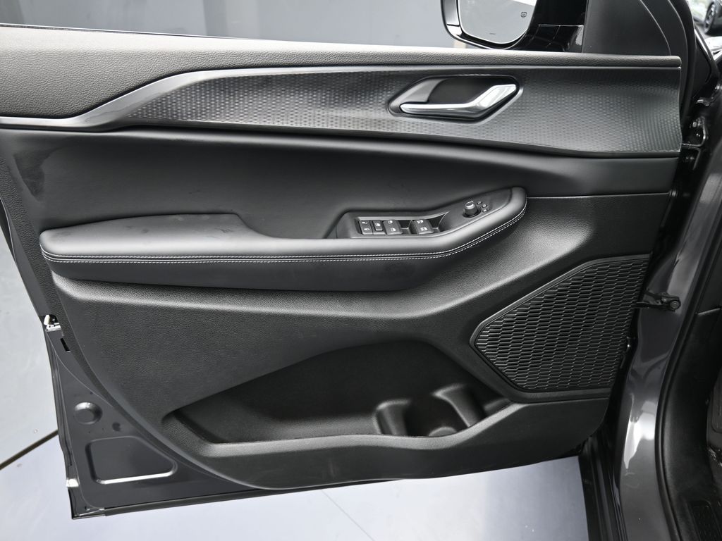 New 2025 Baltic Gray Metallic Clearcoat Jeep Altitude X image 13