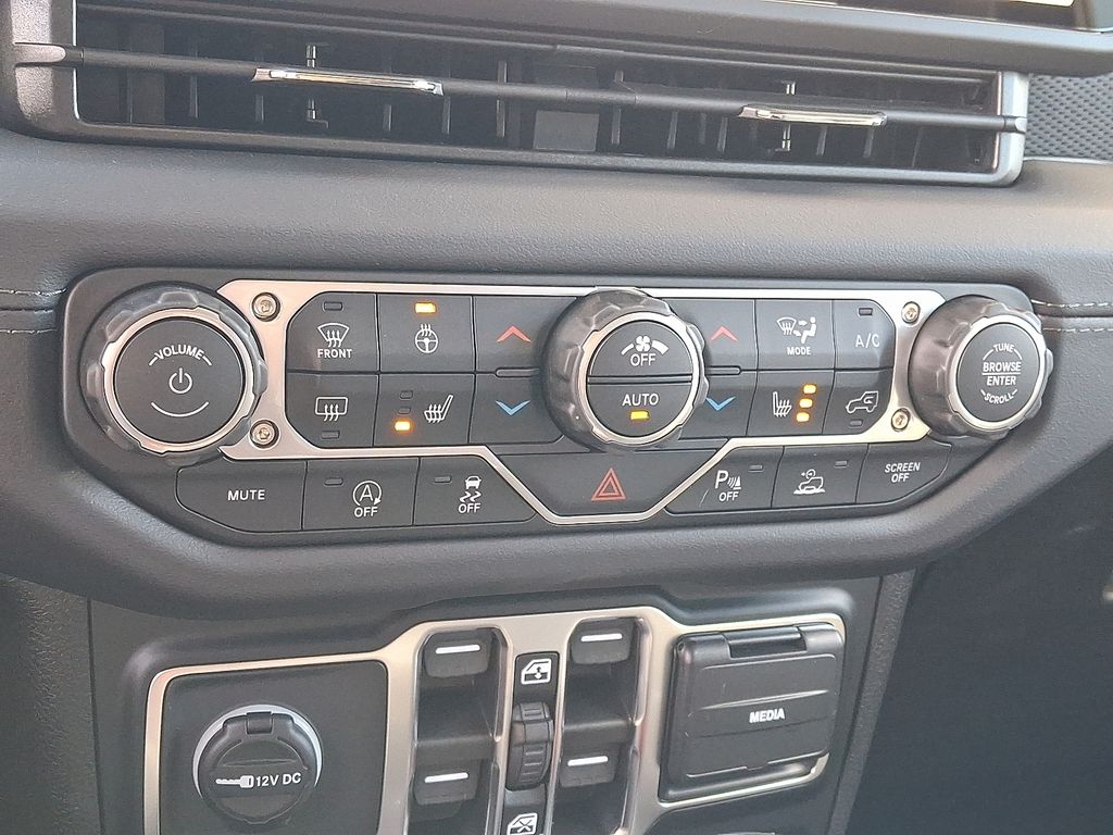 2026 Jeep Wrangler — photo 10