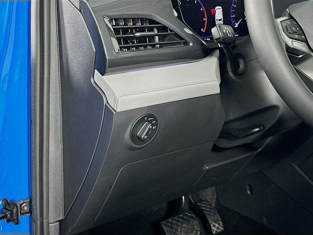 Thumbnail: 2023 Volkswagen Taos - 10