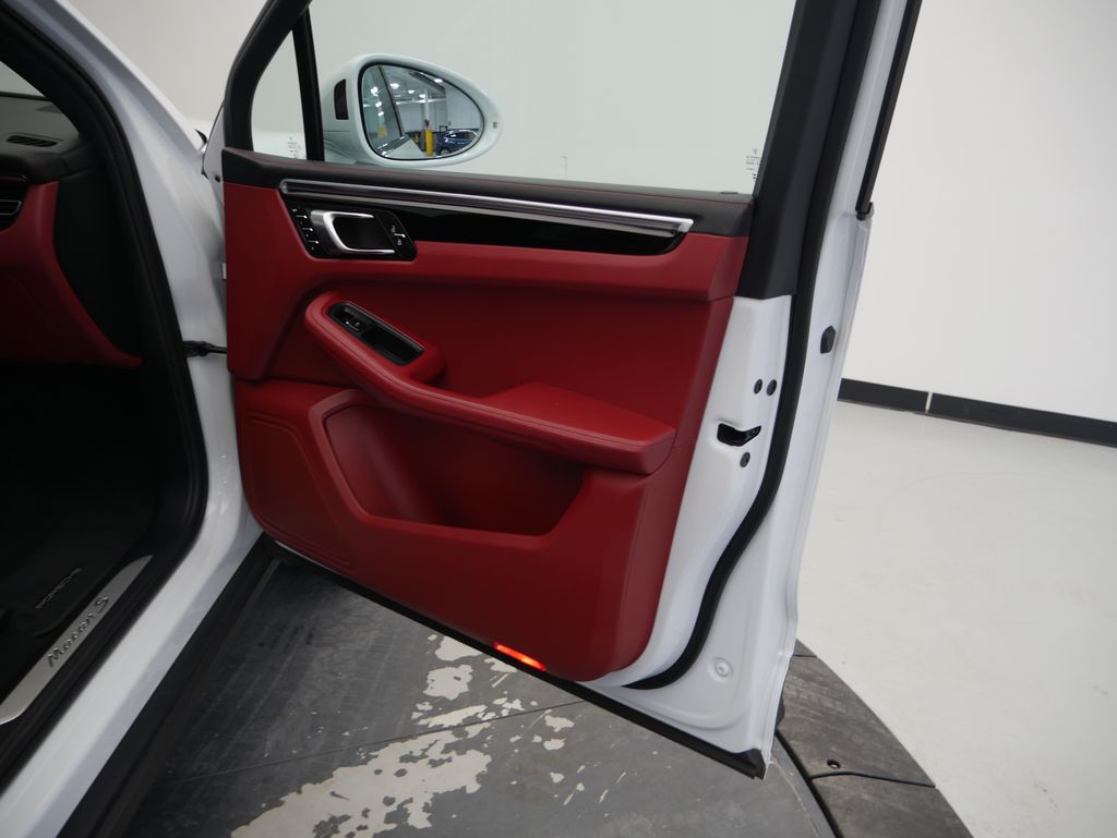 Thumbnail: 2023 Porsche Macan - 26