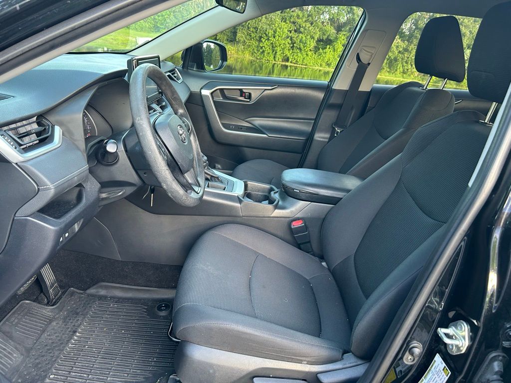 2019 Toyota RAV4 LE 14