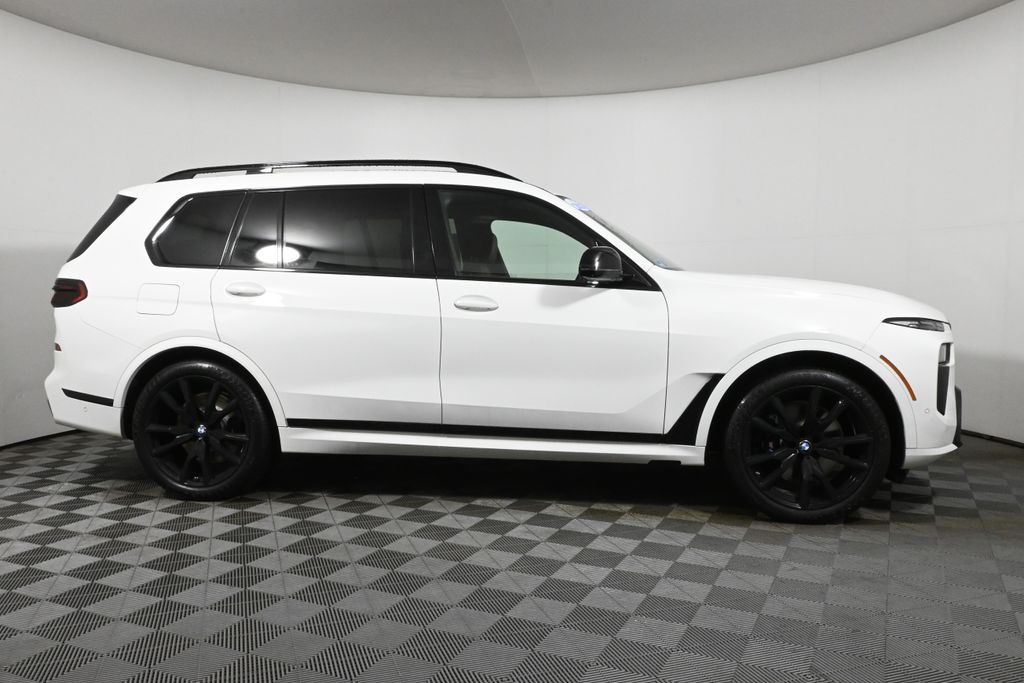 2023 BMW X7 M60i 8