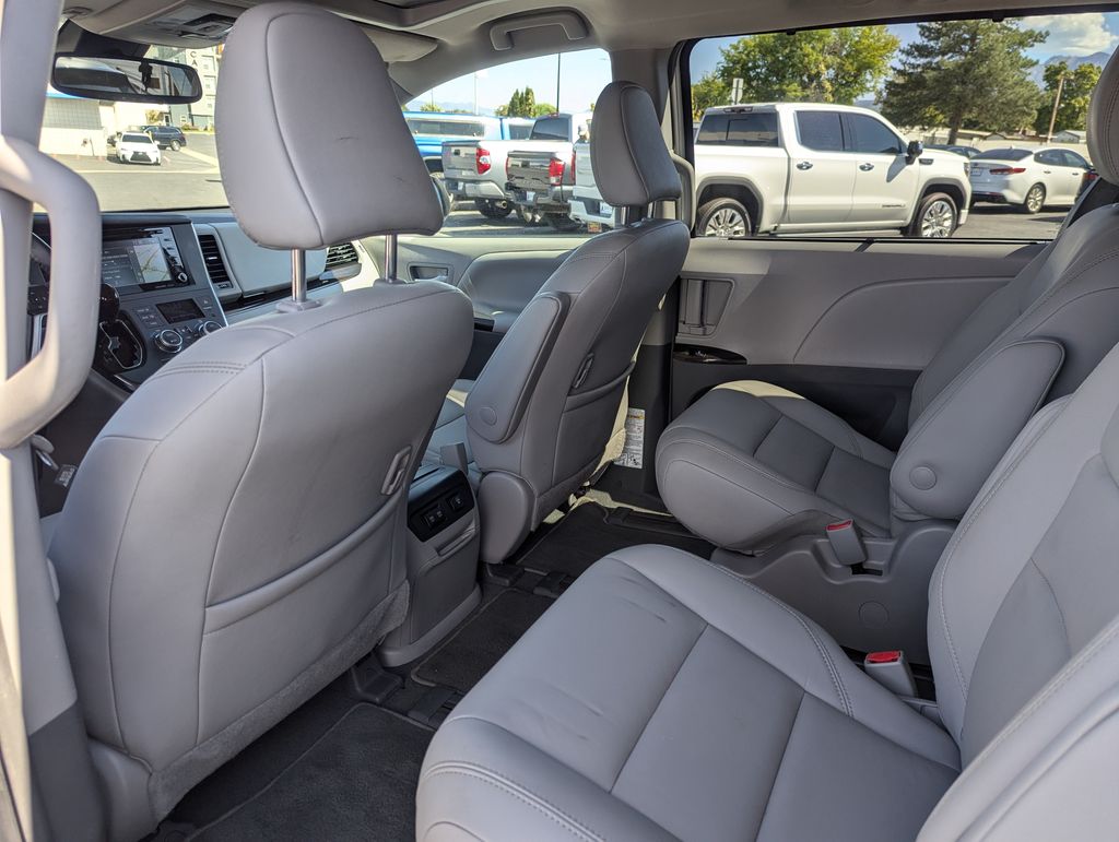 2019 Toyota Sienna XLE 35