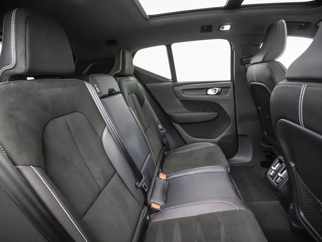 Thumbnail: 2021 Volvo XC40 - 27