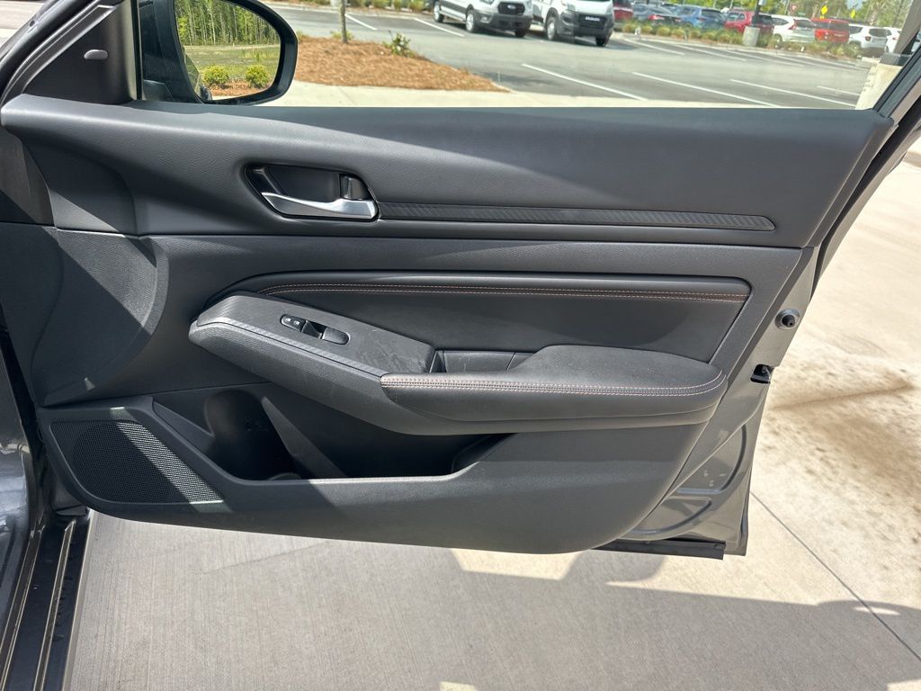 2022 Gun Metallic Nissan Altima 2.5 SR FWD Sedan