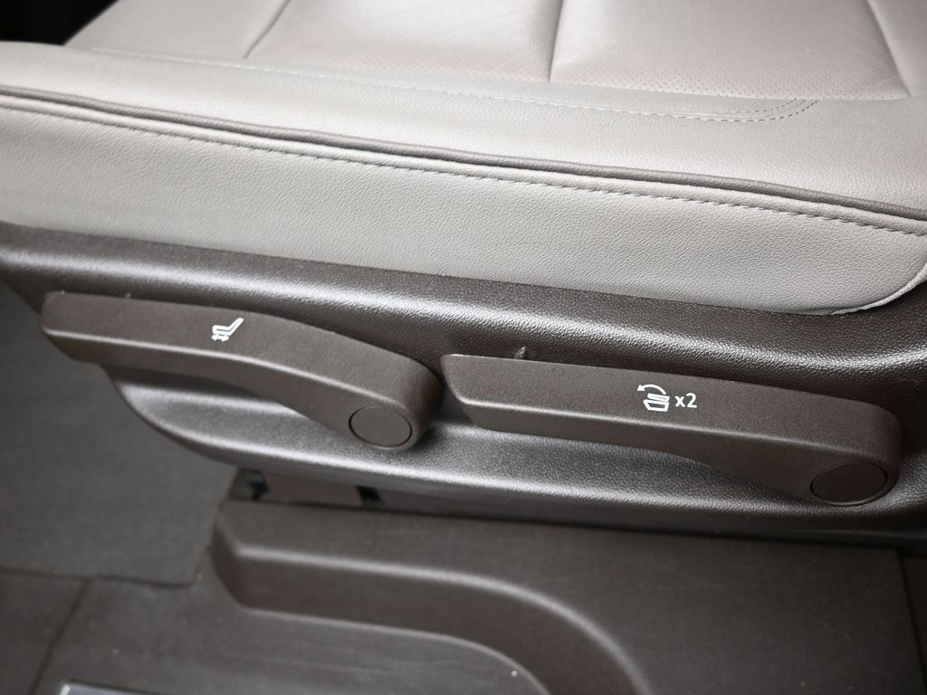 Used 2023 Onyx Black GMC SLT image 32