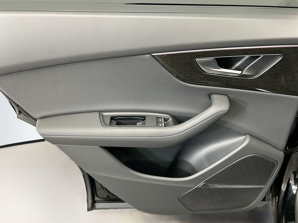 Thumbnail: 2026 Audi Q8 - 25