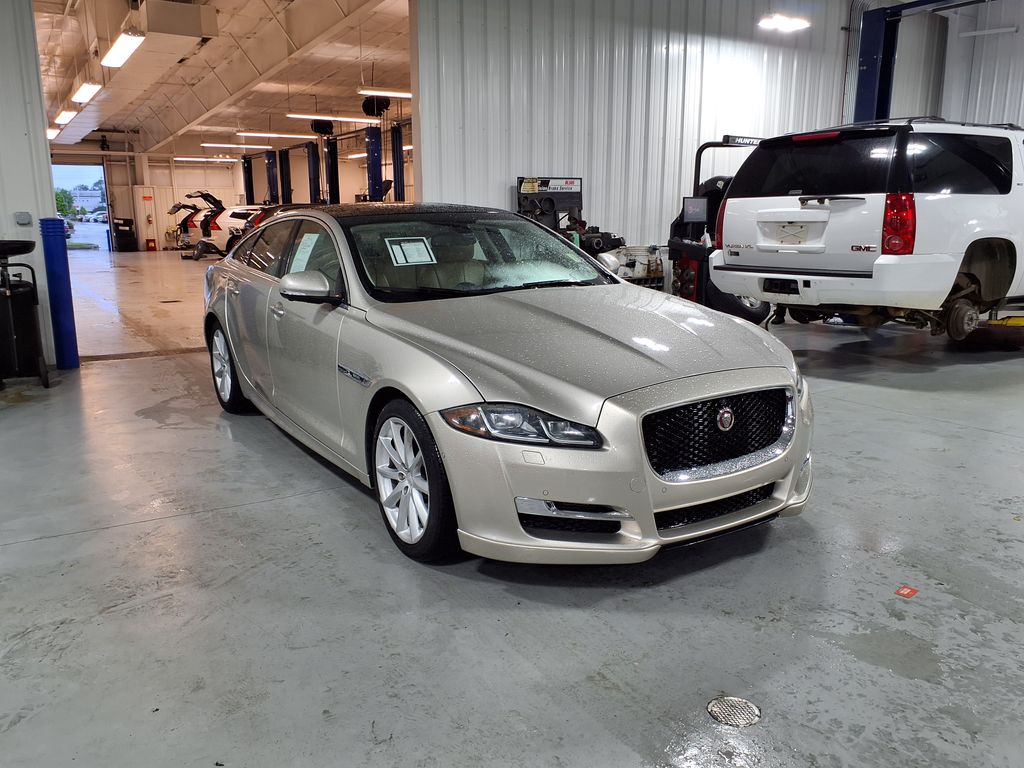 2016 Jaguar XJ XJ R-Sport's photo