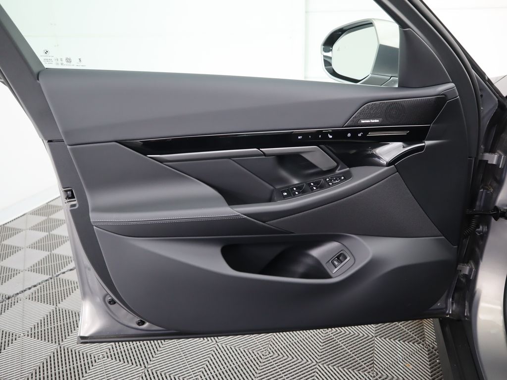 Thumbnail: 2025 BMW 5 Series - 25