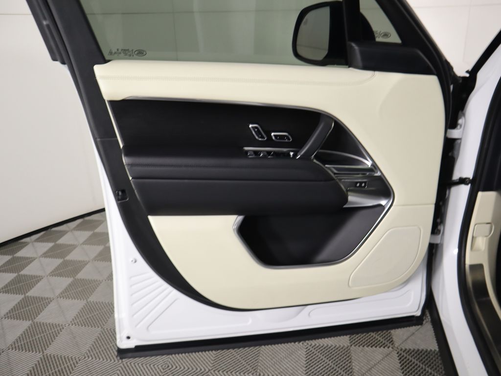 2023 Land Rover Range Rover SE 25