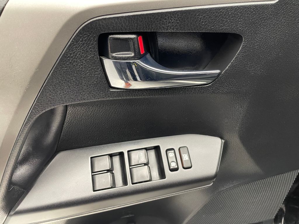 Thumbnail: 2018 Toyota RAV4 - 10