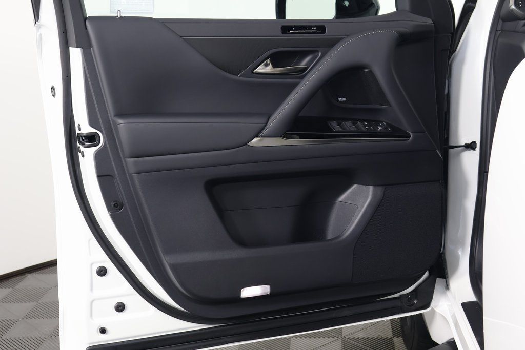 2025 Lexus LX 600 8