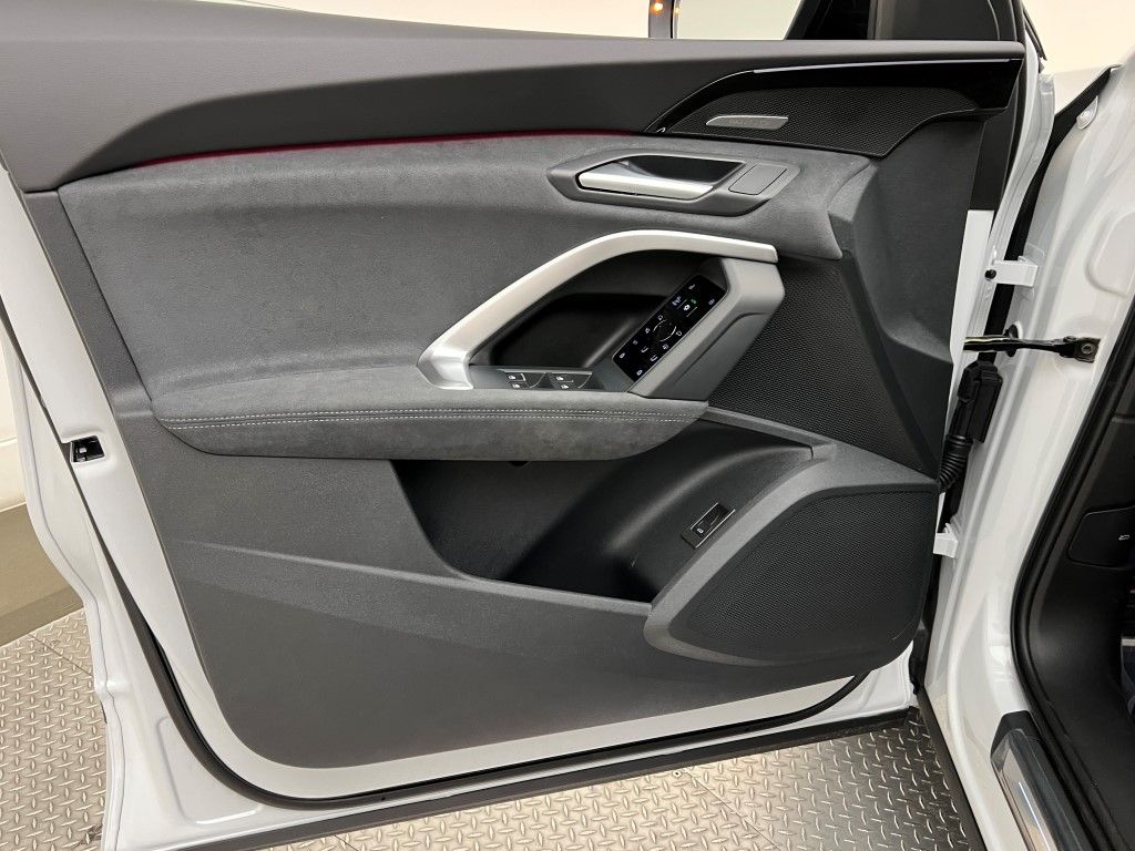 Thumbnail: 2025 Audi SQ5 - 32