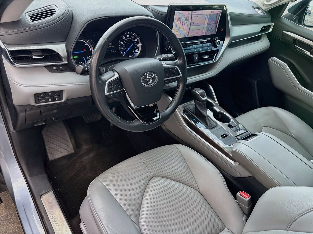 Thumbnail: 2020 Toyota Highlander - 9