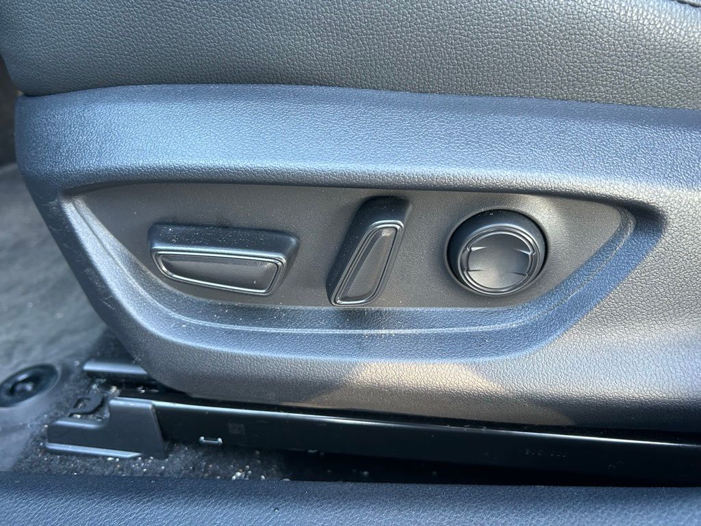 Thumbnail: 2025 Toyota Camry - 16