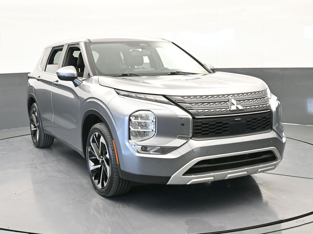 Used 2022 Silver Mitsubishi SE image 9