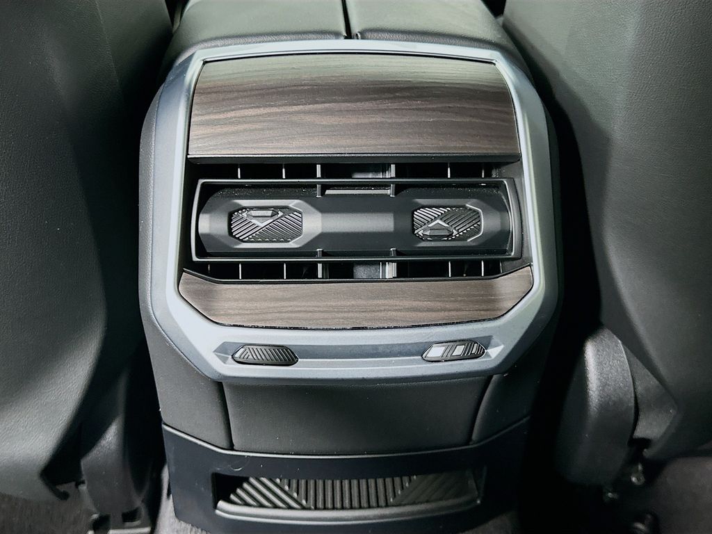 Thumbnail: 2023 BMW 7 Series - 25