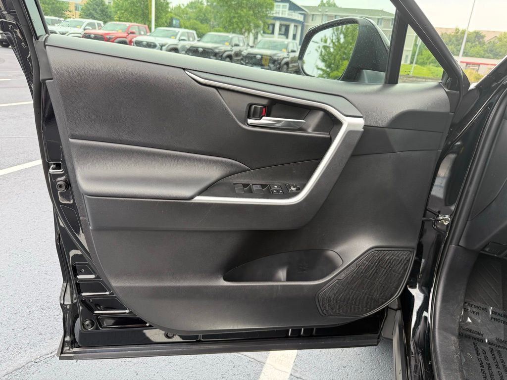 Thumbnail: 2021 Toyota RAV4 - 15