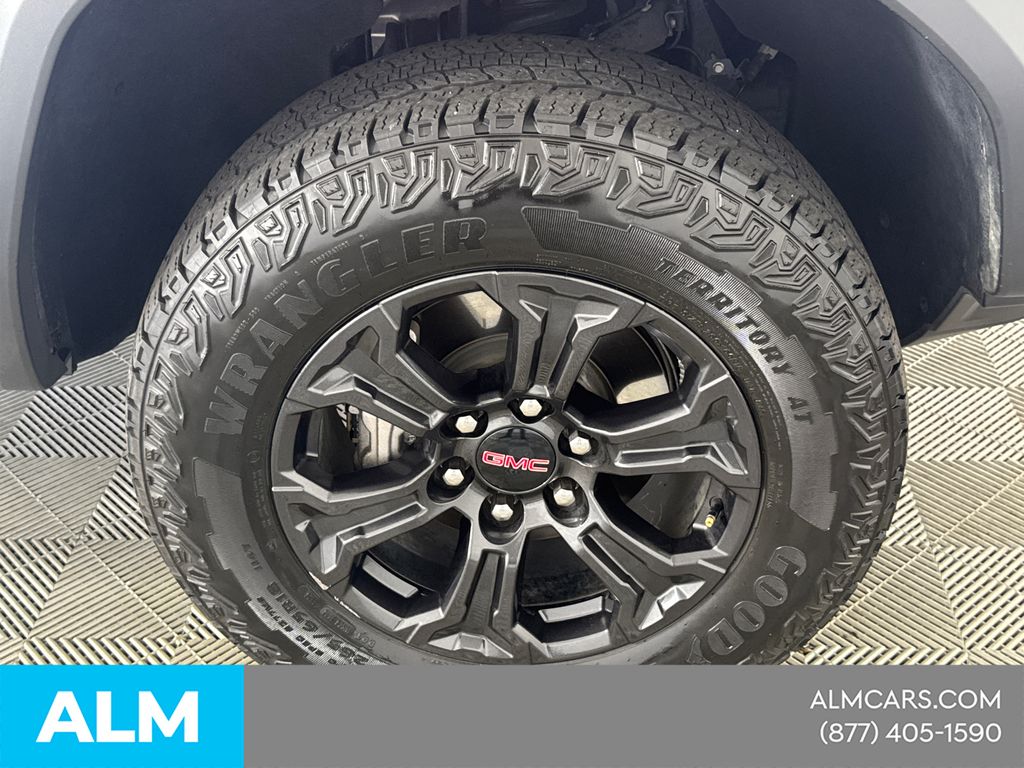 Used 2024 White GMC Elevation image 15