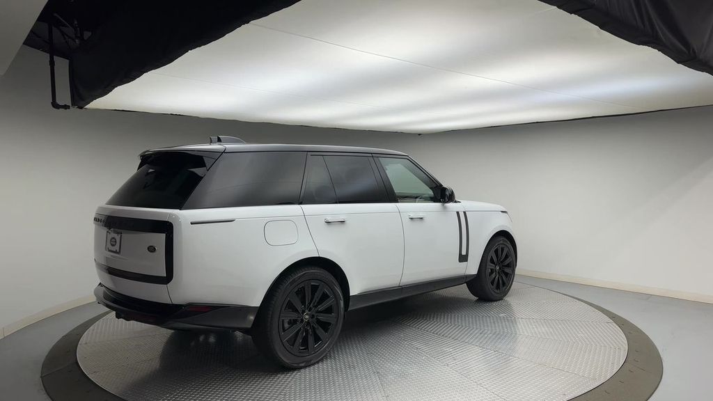 2023 Land Rover Range Rover SE 10