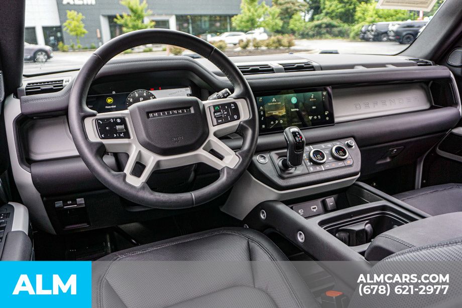 Used 2024 White Land Rover X-Dynamic SE image 26