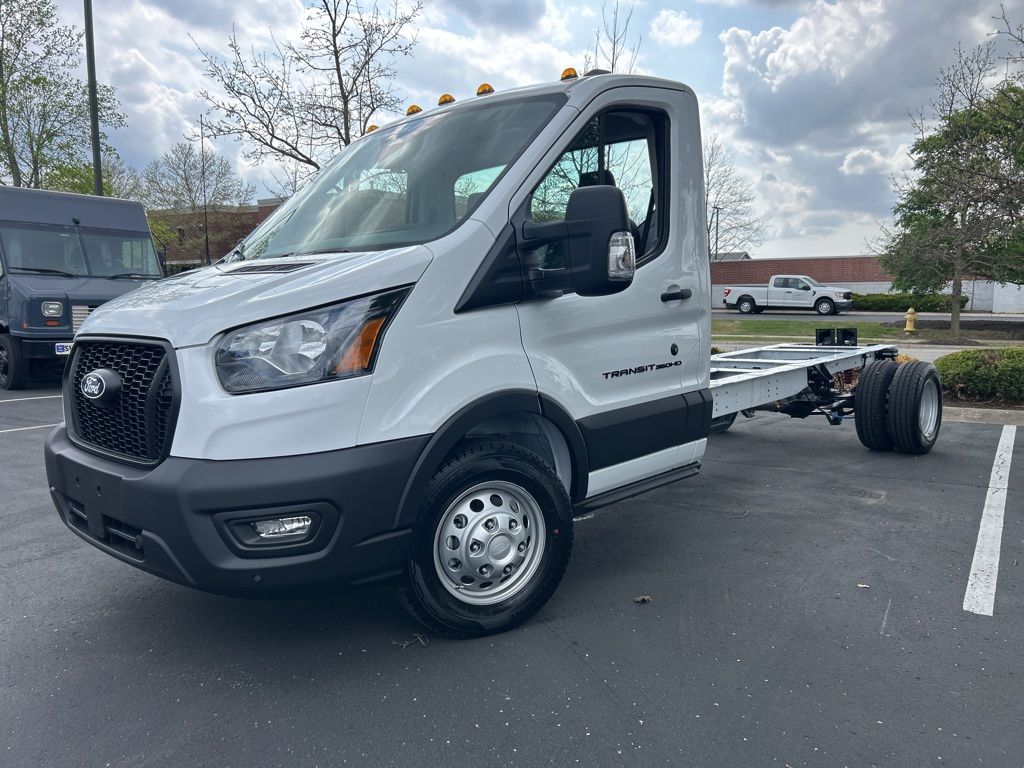 Oxford White 2026 Ford Transit Chassis 350 HD 9950 GVWR 138 DRW RWD Van Rear-Wheel Drive