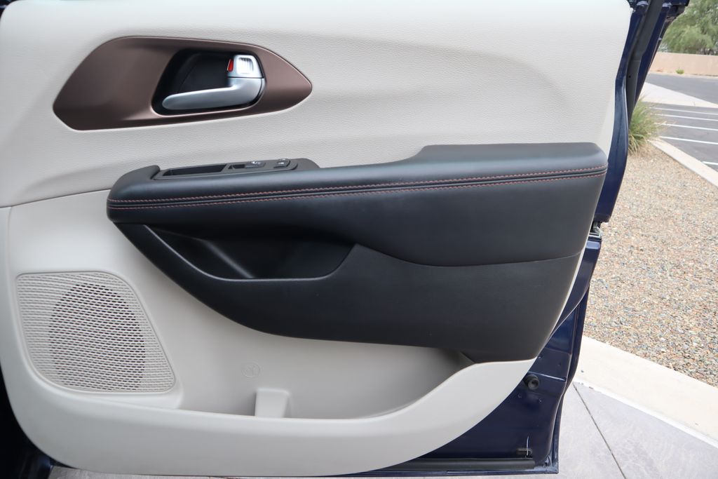 Thumbnail: 2017 Chrysler Pacifica - 25